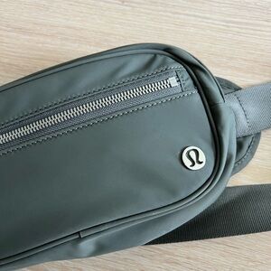Lululemon belt bag - like new!